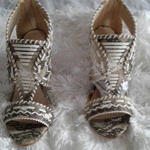 High heeled shoes, zipped back olive color mixed